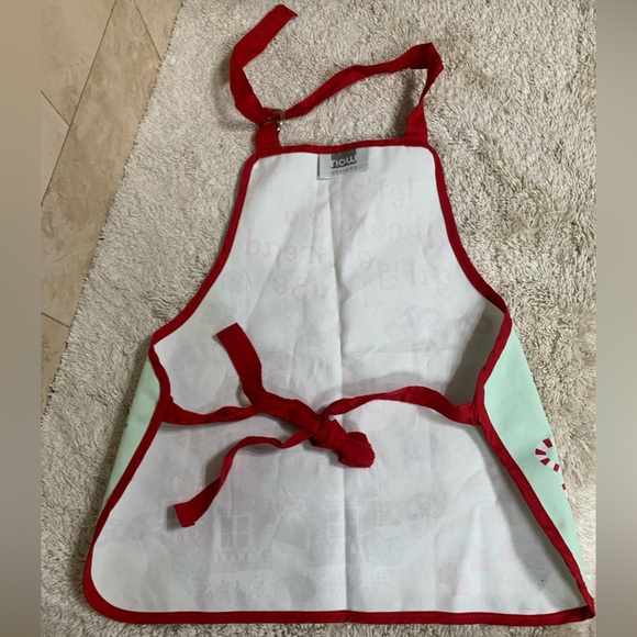 GINGERBREAD HOUSE KIDS APRON - Picture 3 of 4